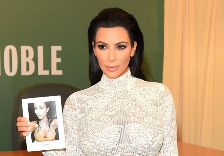 ivro de selfie de Kim Kardashian vende milhares de cópias.