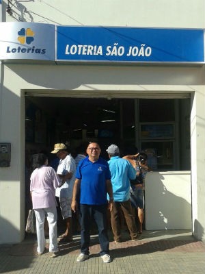 Antônio José Borges da Silva, proprietário da casa lotérica São João, onde foi registrada a aposta vencedora da Mega-Sena.