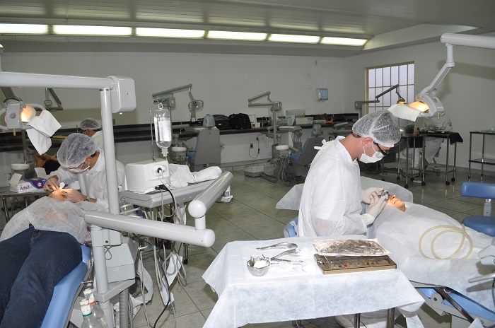 Todos os procedimentos são realizados por experientes Cirurgiões-Dentistas, que atualmente fazem cursos de especialização na ABO-MS