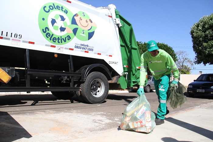 . A coleta seletiva de resíduos recolhe o material reciclável produzido nos domicílios.