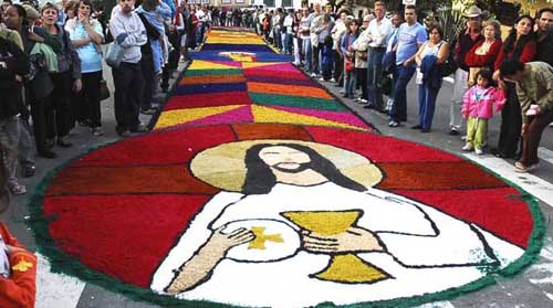 A tradição de enfeitar as ruas começou pela cidade de Ouro Preto em Minas Gerais.