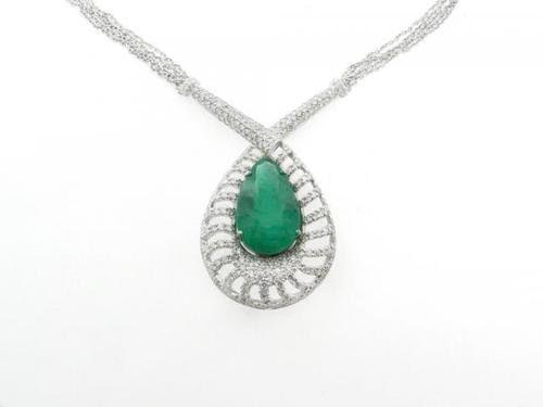 Colar em ouro branco, com diamantes e uma esmeralda central, peça raríssima, linda, exclusiva