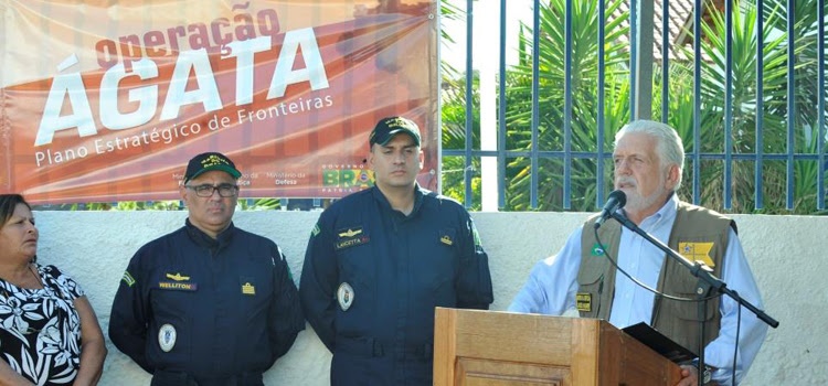 A comitiva pôde conferir alguns equipamentos expostos na Base, de uso em operações, como máscaras, uniformes, ração operacional, barracas, capacetes, entre outros.