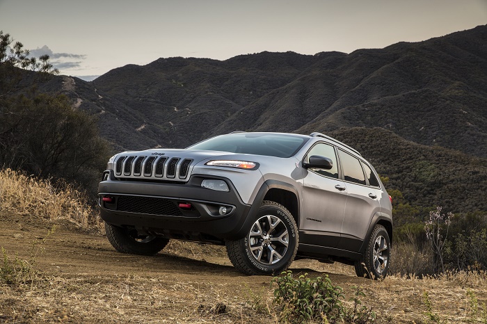 Com a redução nos preços, a linha Cherokee apresenta agora os seguintes valores: R$ 184,9 mil na versão Longitude, R$ 199,9 mil na Limited e R$ 214,9 mil na Trailhawk.