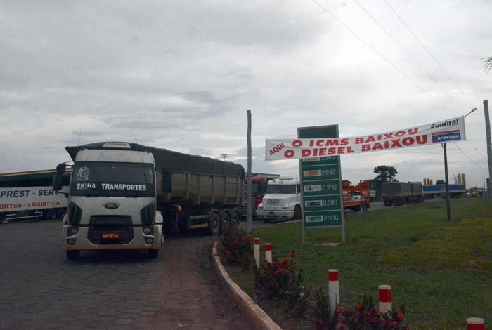 Desde que lei que reduziu imposto sobre óleo diesel foi sancionada, caminhoneiros já passaram a completar o tanque em Mato Grosso do Sul