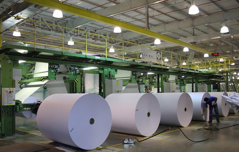 A pessoa jurídica que operar com papel imune, seja na aquisição, a utilização ou a comercialização do papel destinado à impressão de livros jornais e periódicos, está obrigada a apresentar a informação mensal relativa aos estoques