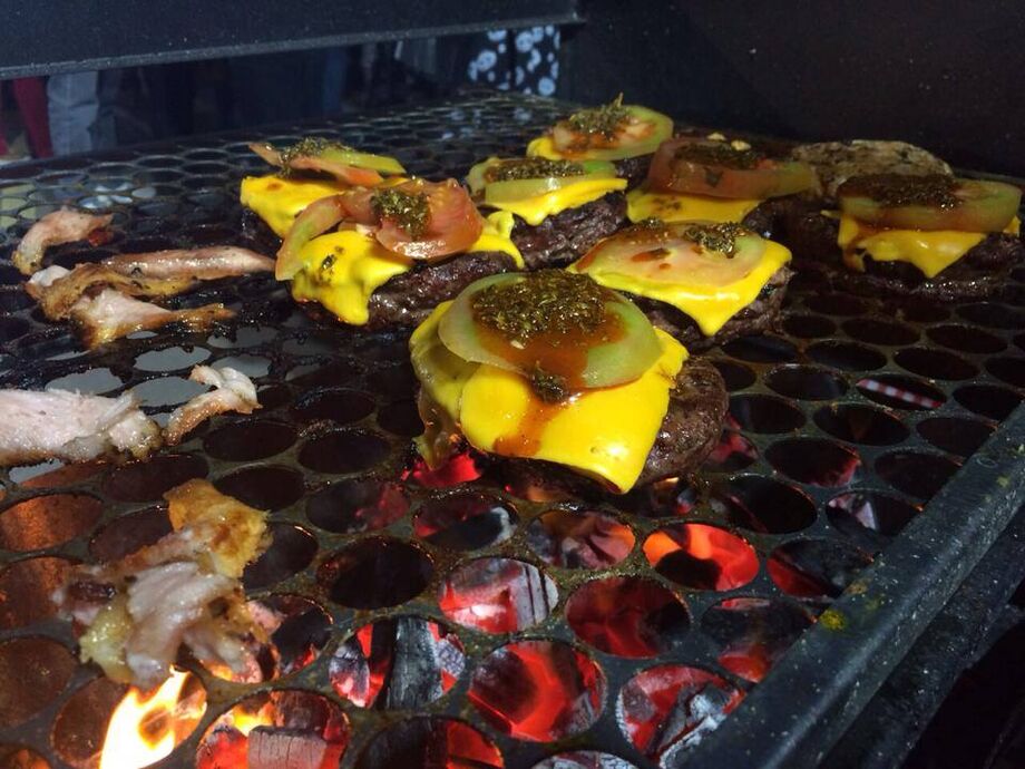 Os hamburgueres são grelhados na churrasqueira ao ar livre, garatindo assim um sabor e aroma irresistíveis!