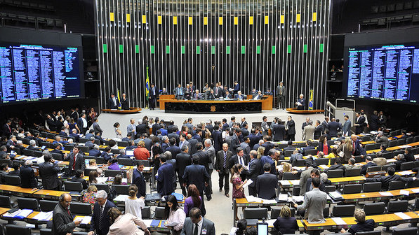 Aprovado o fim da reeleição para presidente da República, governador e prefeito.