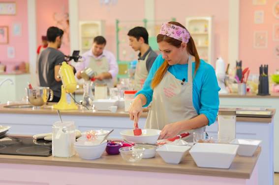 O reality show “Bake Off Brasil – Mão Na Massa” vai ao ar todos os sábados, às 21h30, sob comando de Ticiana Villas Boas, no SBT.