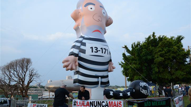 A inscrição “13-171” na roupa do boneco faz menção ao número do Partido dos Trabalhadores (PT).