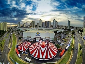 O Circo Maximus está no estacionamento do shopping