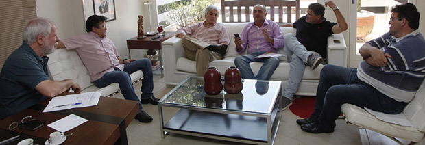 O  vice-prefeito  Wanderlei Barbosa, e o presidente municipal do PT, Cleres Marques, discutiram com Biffi e Delcídio o quadro político de Rio Brilhante.