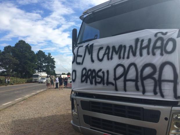Desde os inicio da semana, os manifestantes bloqueiam as rodovias.
