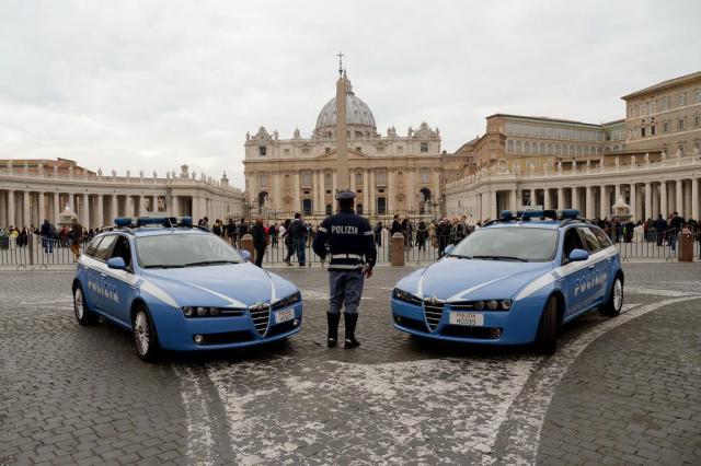 Polícia monitora o Vaticano no dia seguinte ao atentado na França