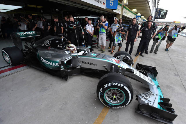 Lewis Hamilton lidera último treino livre do GP do Brasil
