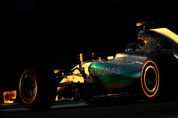 Nico Rosberg fechou em grande estilo a temporada 2015 e já desponta como um concorrente real de Lewis Hamilton no ano que vem.