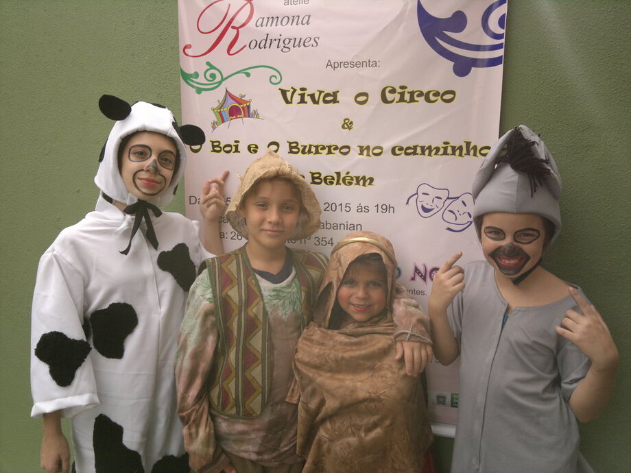 Turmas de Teatro infantil com a peça O Boi e o Burro a caminho de Belém
