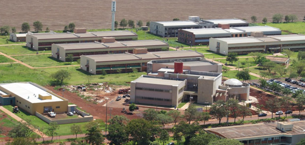 A UFGD oferece 962 vagas distribuídas em 32 cursos de graduação presenciais. As inscrições são feitas exclusivamente pela internet, na página do Vestibular.