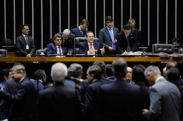 Outro veto que pode ser apreciado na terça-feira é aquele que barra o texto que estende para todos os aposentados e pensionistas regras de reajuste anual do salário mínimo.