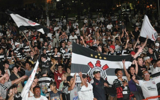 Em Campo Grande, Bando de Loucos comemoram o novo título.