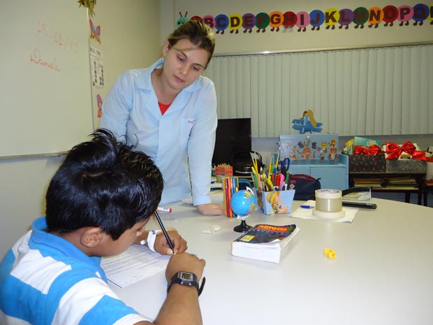 Professora Daniele, durante atendimento na sala pedagógica