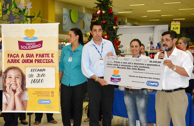 Entrega do troco solidário.