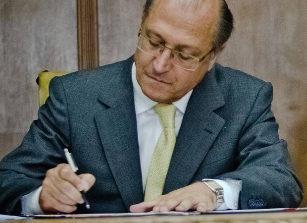 O governador Geraldo Alckmin informa que pretende dar início a testes clínicos em hospitais da rede pública estadual para avaliar a eficácia da fosfoetanolamina.
