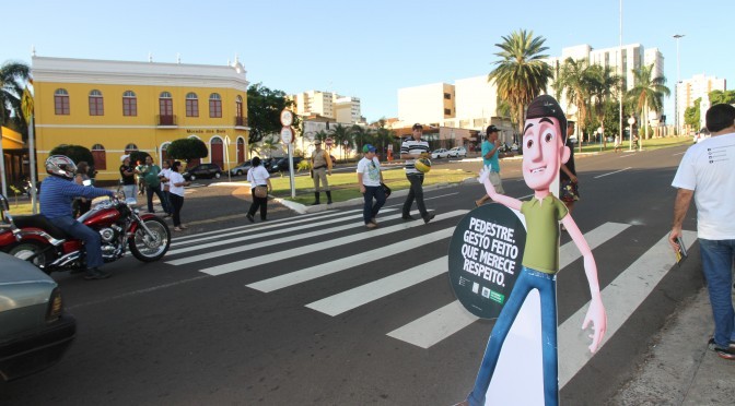 “Pedestre. Gesto feito que merece respeito”