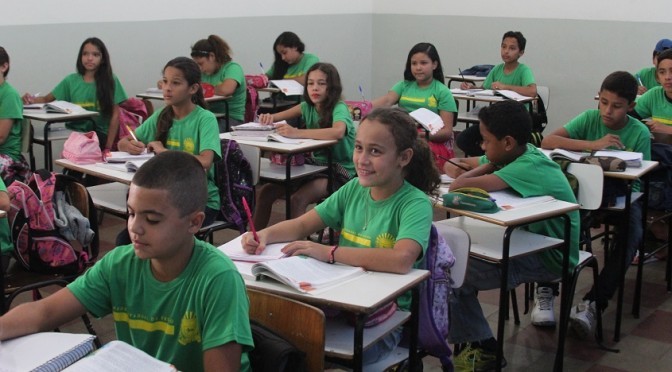 Os estudantes que queiram permanecer na escola em que estudam atualmente já renovaram a matrícula na própria escola.