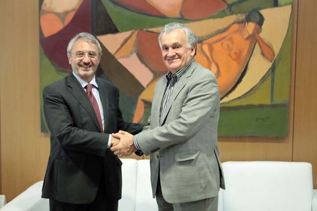 Mario Girasole, diretor geral do Instituto TIM, com o ministro da Cultura, Juca Ferreira.
