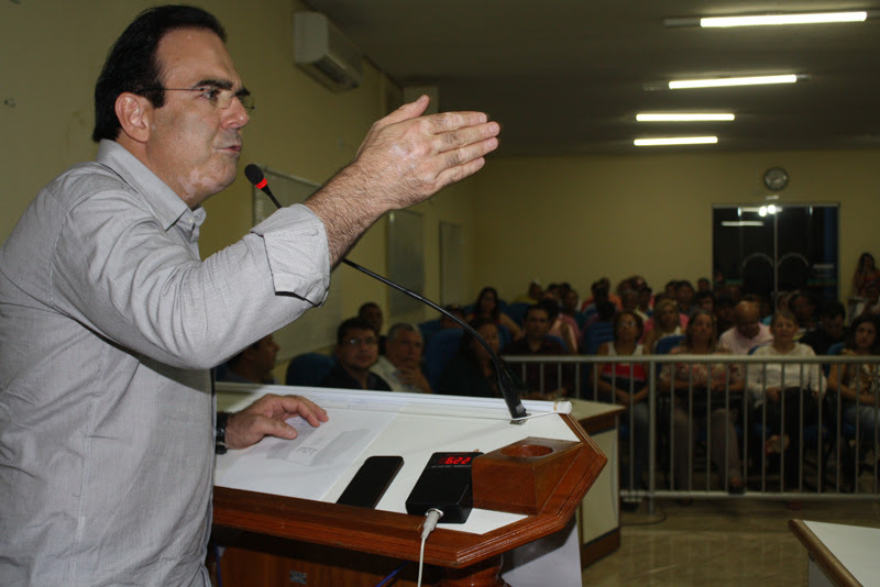 O deputado estadual Felipe Orro (PDT) esteve em Coxim na noite desta sexta-feira (27), quando participou de ato de filiação do Professor Bira, pré-candidato a prefeito da cidade pelo PDT,.