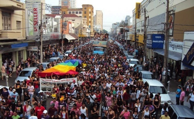 Parada deste ano tem como tema Temos Família e Orgulho.