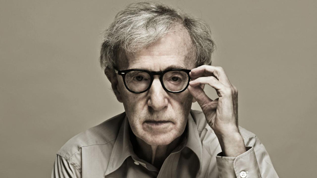 Woody Allen se descreve da seguinte maneira As pessoas sempre se enganam em duas coisas sobre mim: pensam que sou um intelectual (porque uso óculos) e que sou um artista (porque meus filmes sempre perdem dinheiro).