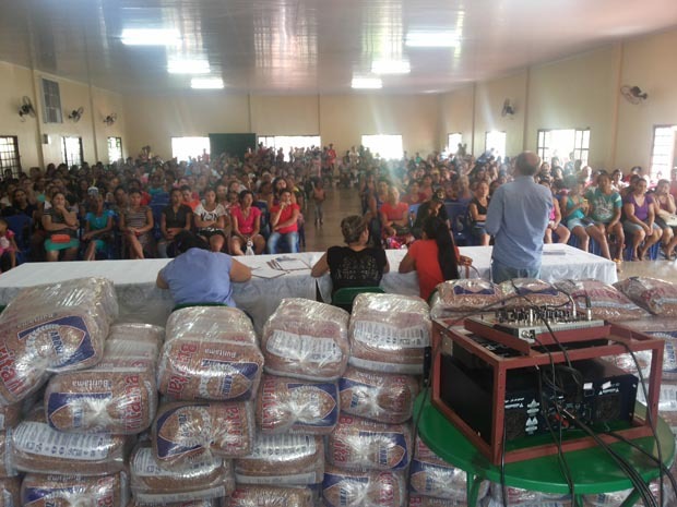 Beneficiários do Bolsa Família de Rio Brilhante participam de reunião para recadastramento.