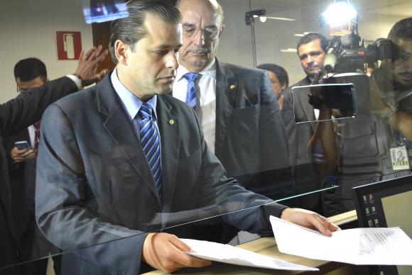 Deputados protocolam na Câmara a indicação do deputado Leonardo Quintão (no centro) para a liderança do partido