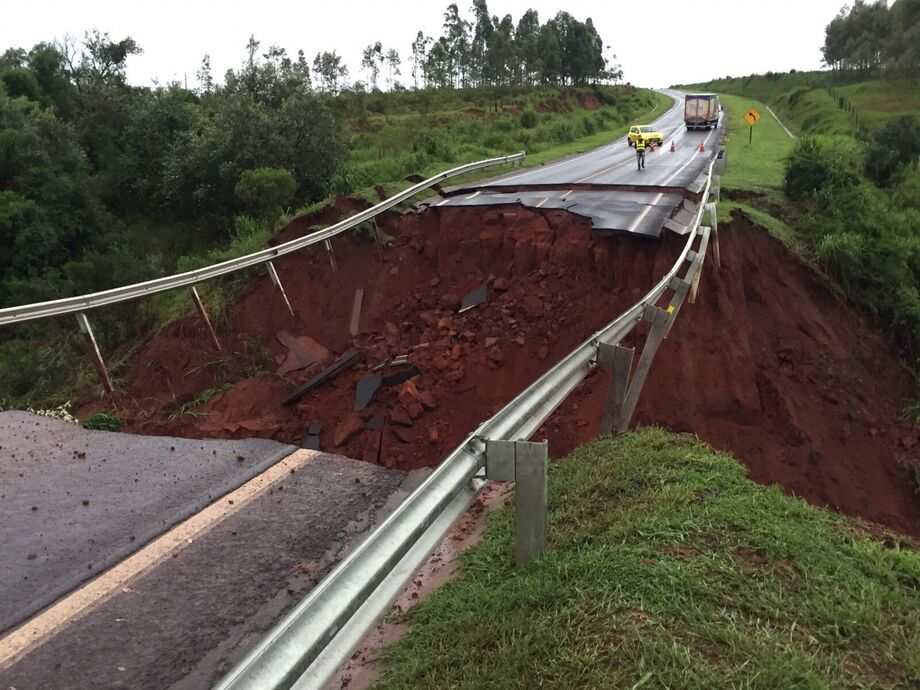 Rompimento da pista em Eldorado