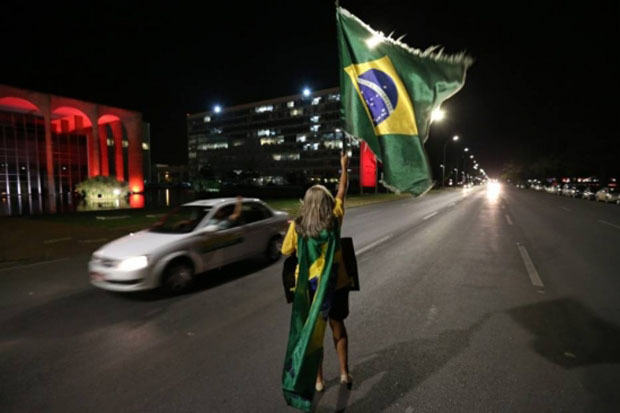 Motoristas buzinaram e gritaram contra Dilma, à passagem pelo planalto e esplanada dos ministérios.
