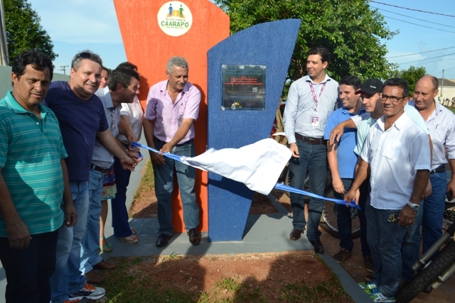 Autoridades fazem o descerramento da placa inaugural das obras executadas na unidade escolar