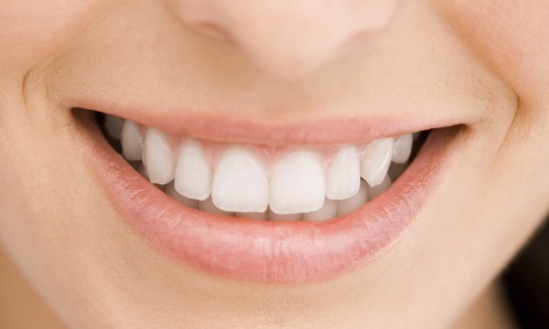 Os resultados mostraram que a maioria dos produtos contribui para o amolecimento de 30% e 50% do esmalte dos dentes, incluindo aqueles sem açúcar.