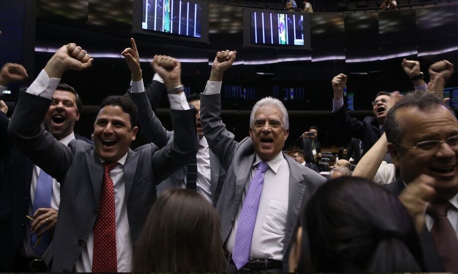 Deputados de oposição celebram a abertura do processo de impeachment de Dilma.