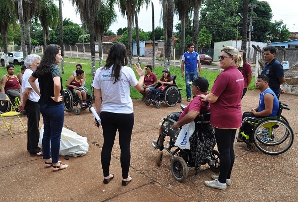 A entrega foi realizada no Ginásio Guanandizão, local onde a equipe treina.
