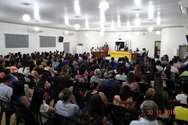 Entre diretores, professores, pais e alunos, mais de 120 pessoas participaram do debate sobre a qualidade da educação nos dois municípios.