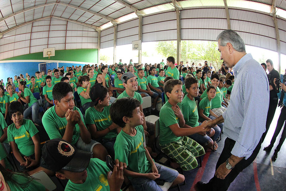 O governador Reinaldo Azambuja entregou 560 camisetas durante evento de inauguração da reforma da Escola Estadual Fernando Corrêa da Costa, no município de Rio Brilhante.
