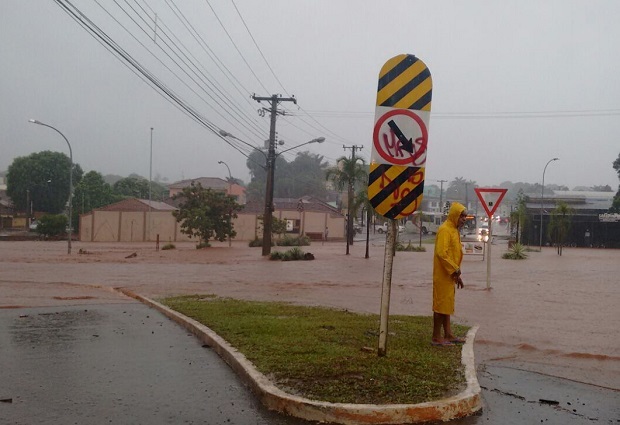 Homem parado pensando com atravesar a via.