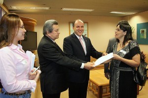 A entrega ao presidente da Casa de Leis, deputado Júnior Mochi, foi feita hoje de manhã pela secretária adjunta de Cultura, Turismo, Empreendedorismo e Inovação, Andréa Freire, e pelo superintendente do FIC, Ricardo Maia.