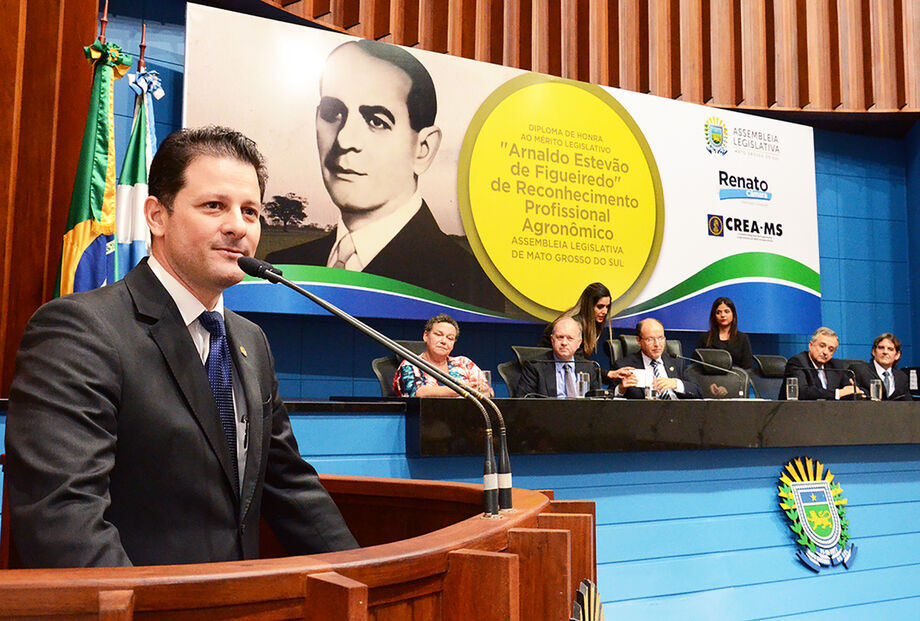 A homenagem, proposta pelo deputado Renato Câmara com apoio do Conselho Regional de Engenharia e Agronomia de MS, contou com a participação do coral da Assembleia Legislativa que abriu a noite com músicas relacionadas à terra.