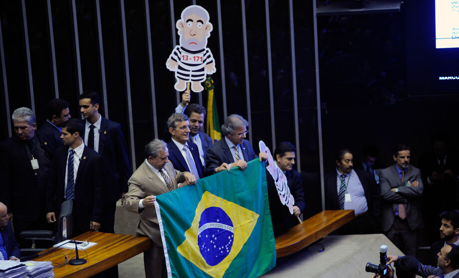 Até o Pixuleco apareceu na sessão de hoje da Câmara.