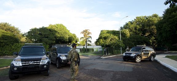 Polícia Federal faz operação de busca e apreensão na residência oficial do presidente da Câmara