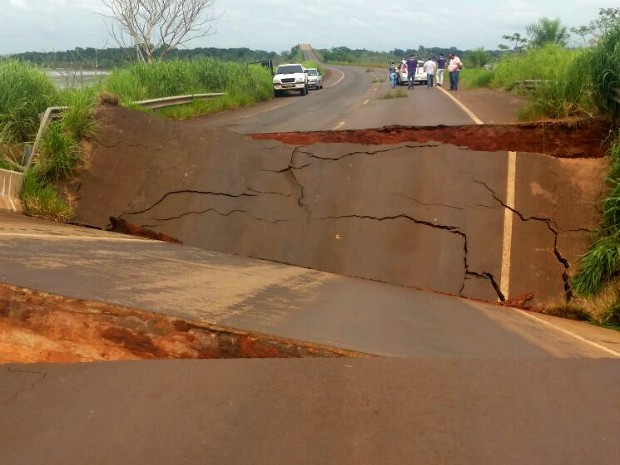 Ponte cedeu nesta quarta-feira (2); trânsito é desviado por Guaíra, no PR.