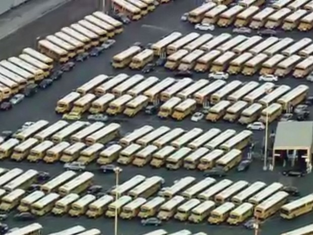 Ônibus escolares estacionados nesta terça-feira na região e Los Angeles